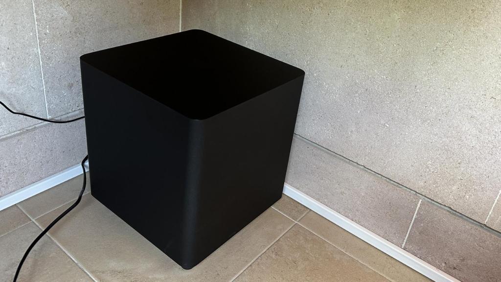 El subwoofer es de gran tamaño.