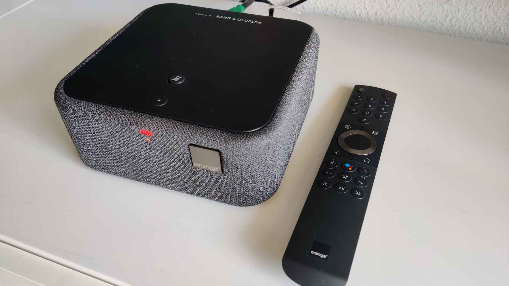 El decodificador de Orange Infinity HomeBox y su mando a distancia