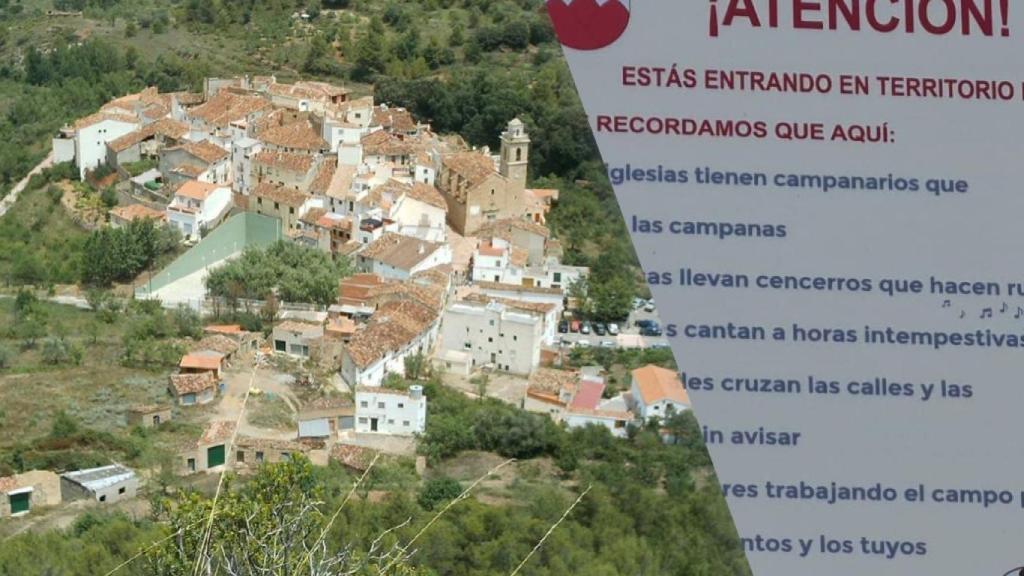 Panorámica de Ayódar junto al cartel que ha colocado el alcalde.