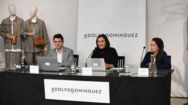 Adriana Dominguez durante la presentación de resultados, junto a Antonio Puente y Victoria Perez.