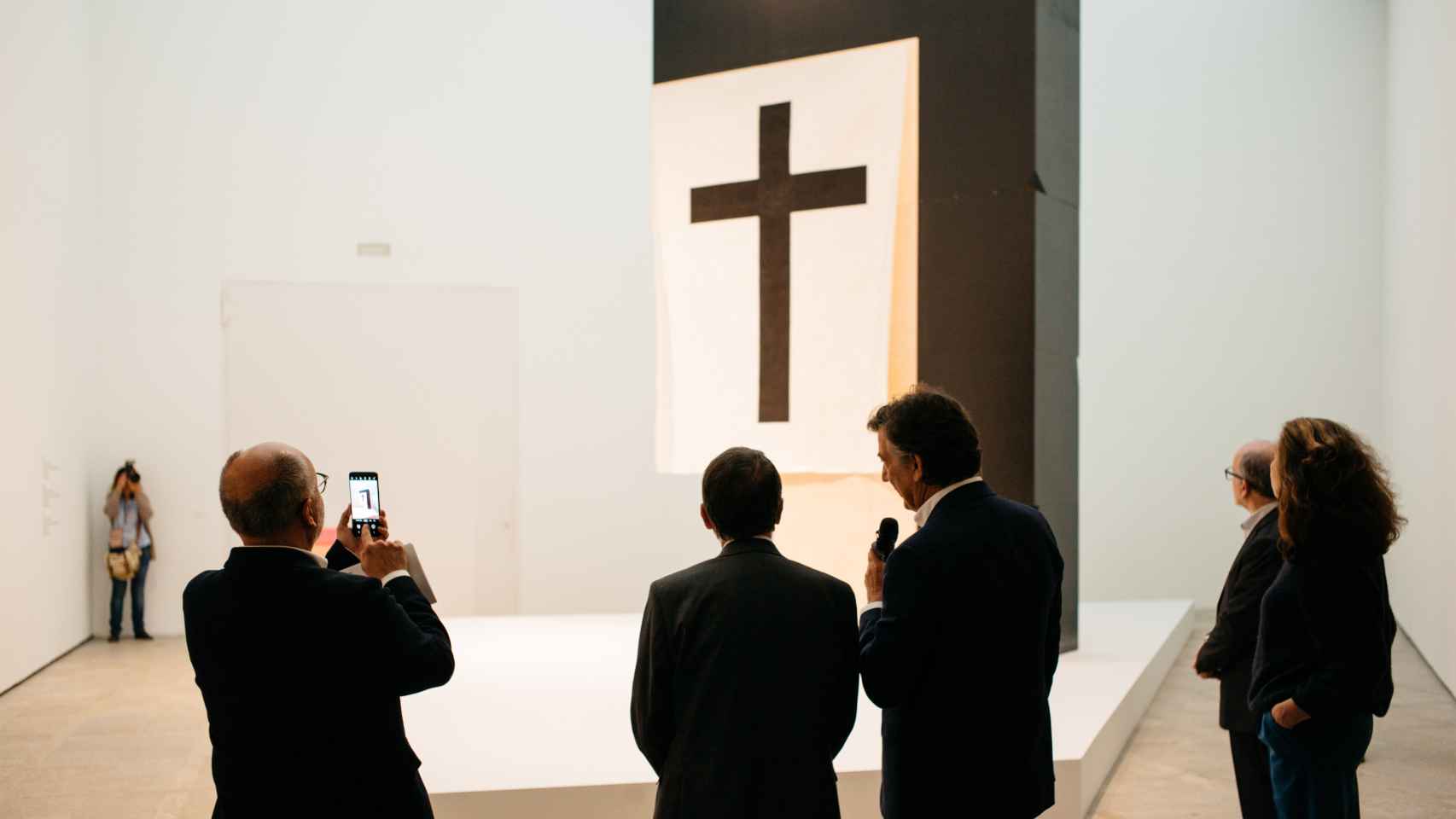 Abel Caballero, ante una cruz expuesta en el Museo de Arte Contemporáneo de Vigo.