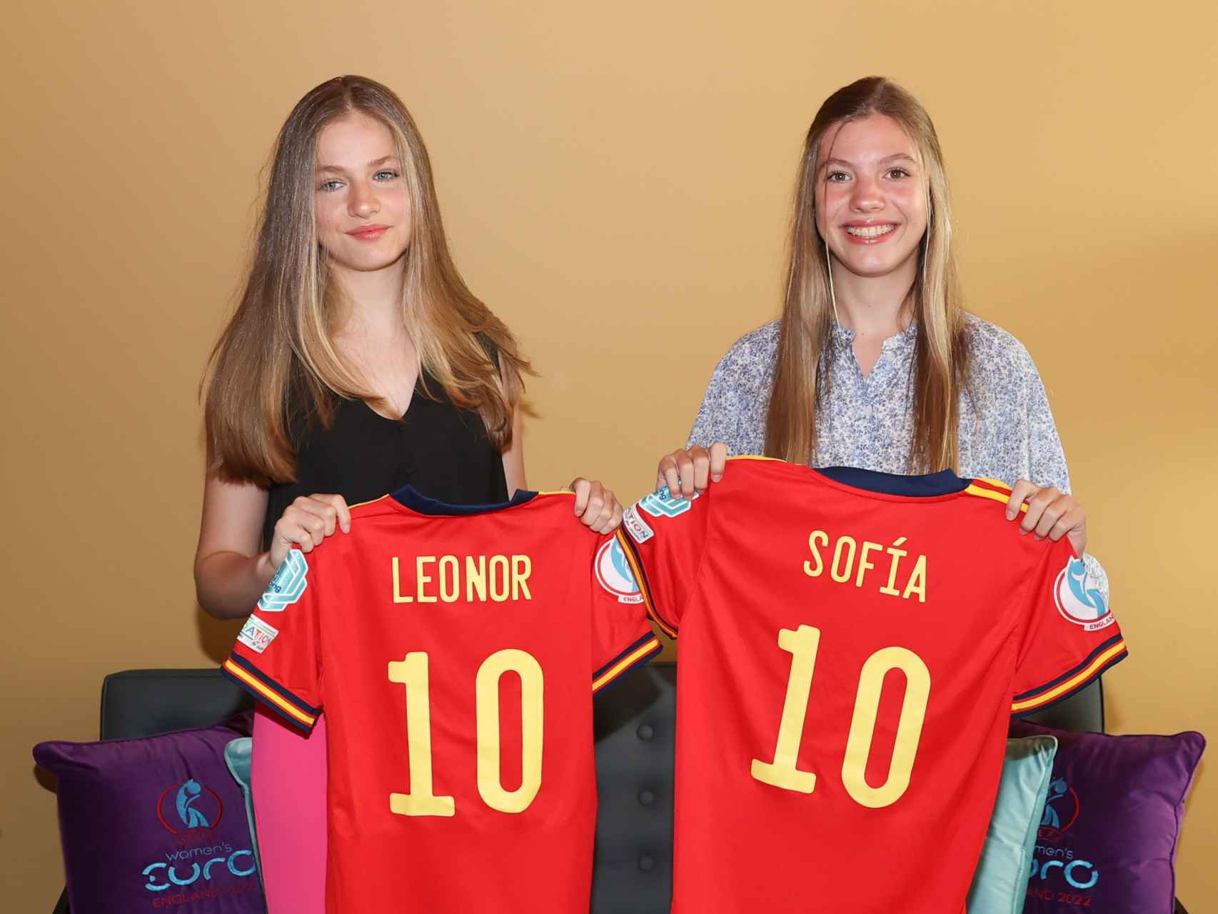 Imagen del primer viaje internacional en solitario de Leonor y Sofía. Fue en Londres, a un partido de la Selección Española de Fútbol Femenino.