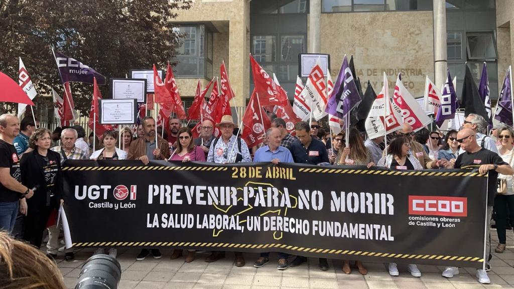 Concentración y performance realizada por UGT y CCOO este viernes a las puertas de la Consejería de Industria y Empleo.