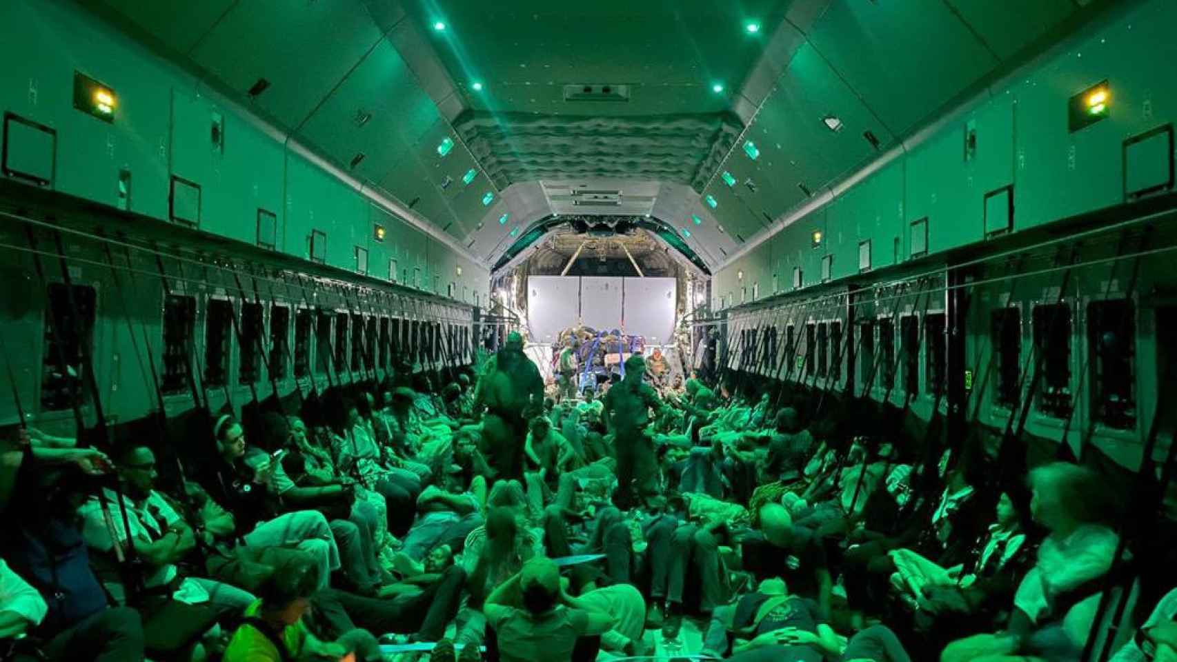 Uno de los A400M desplegados en Jartum vuela con los 72 civiles a bordo rumbo a Yibuti tras su evacuación de Jartum.