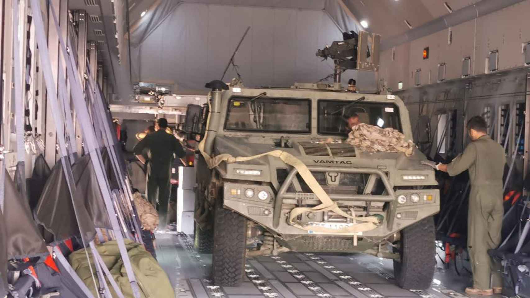 El contingente español desplazó dos vehículos VAMTAC para escoltar al convoy civil en Jartum.