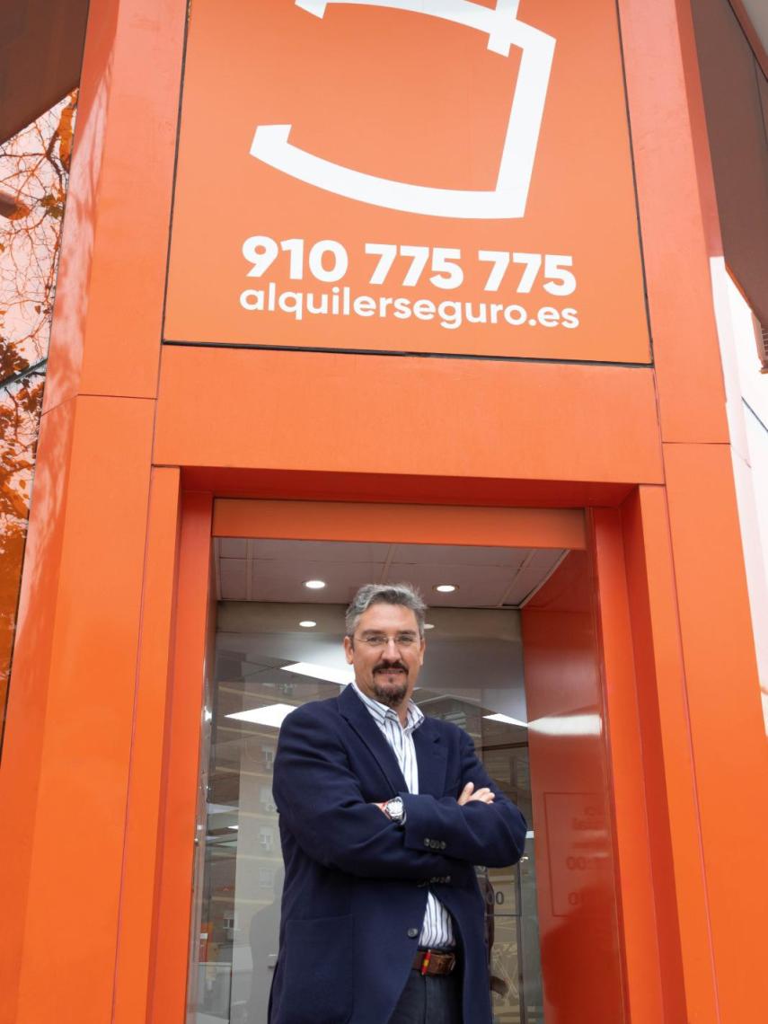 Antonio Carroza, el fundador y presidente de Alquiler Seguro, en la puerta de una de sus oficinas.