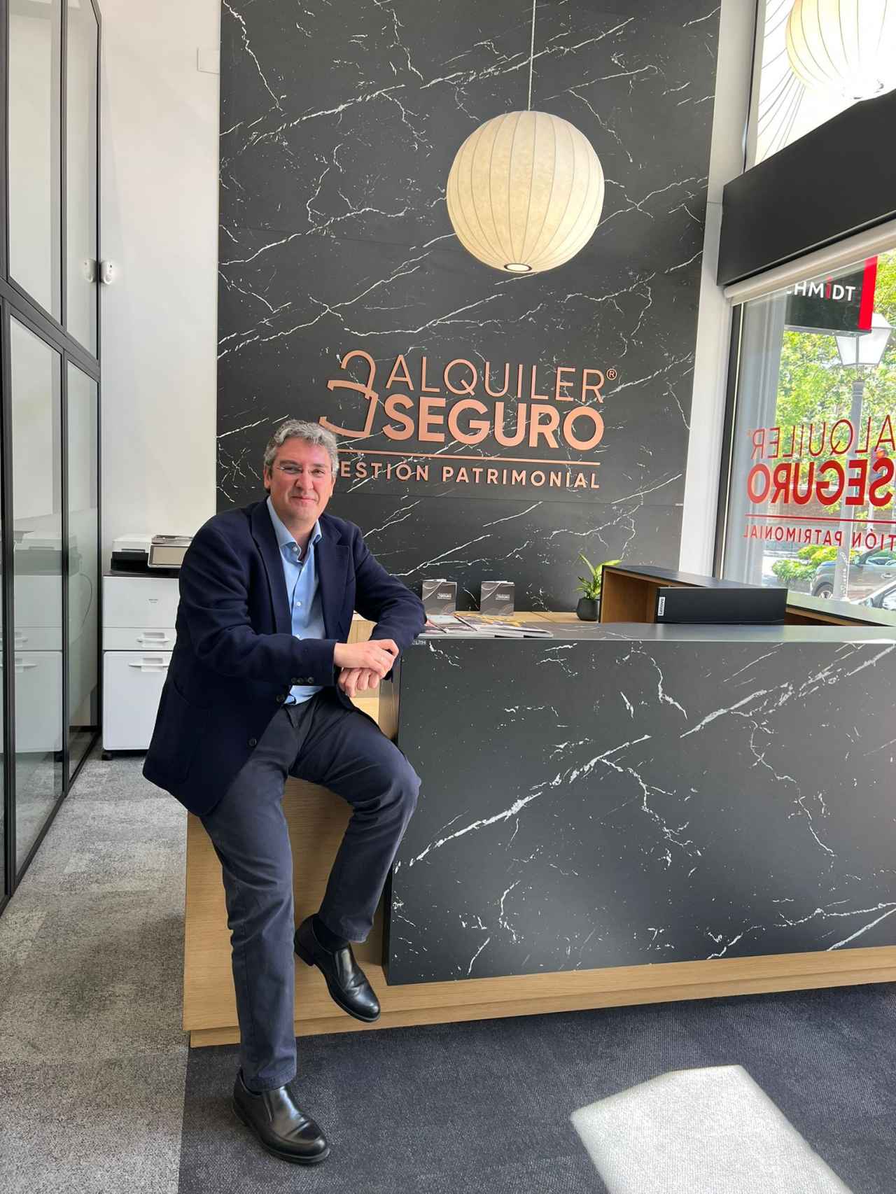Antonio Carroza, el fundador y presidente de Alquiler Seguro, en una de sus 50 oficinas.