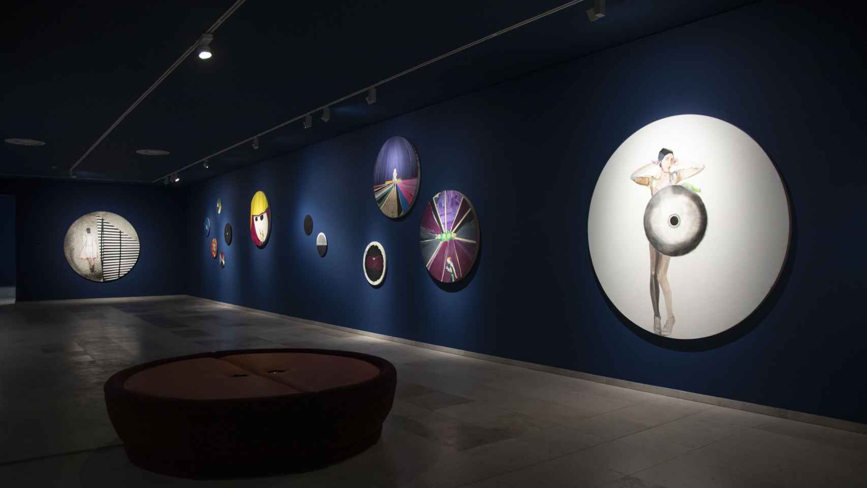 Obras en formato circular en la sala 4 de la exposición