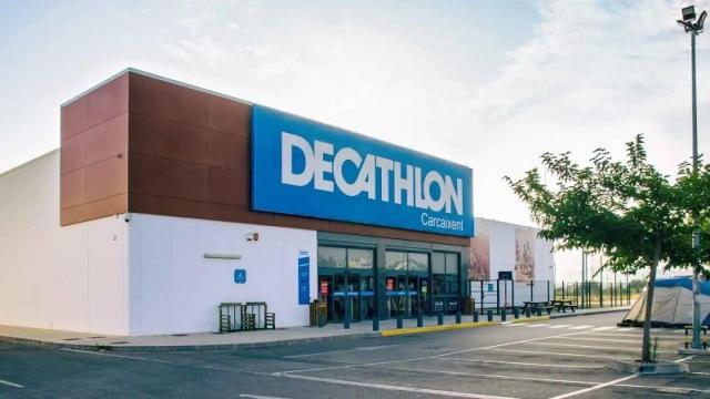 Fachada de un establecimiento de Decathlon.