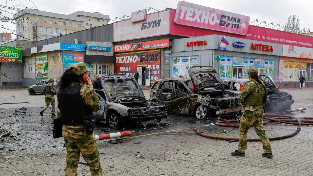 Soldados ucranianos en Donetsk tas un bombardeo.