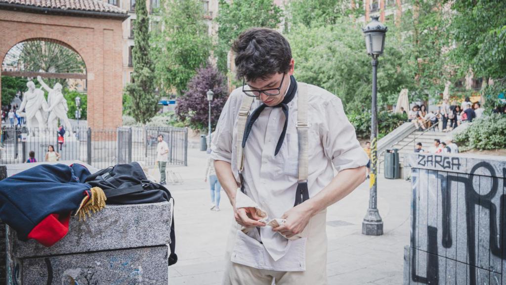 Carlos se caracteriza como Luis Daoiz en la Plaza del 2 de Mayo, en plena Malasaña.