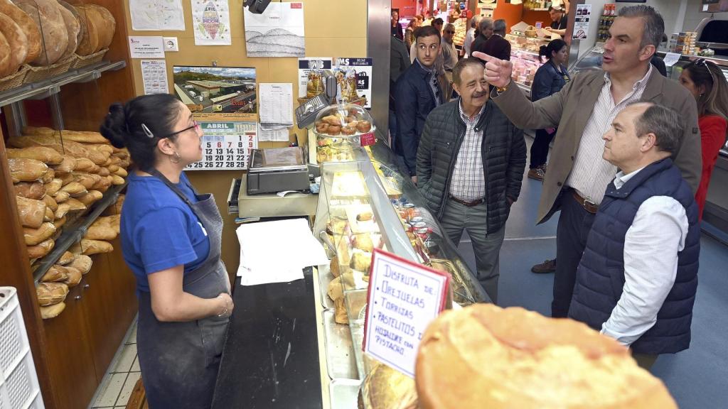 El vicepresidente de Vox, Javier Ortega Smith, durante su visita al Mercado de Abastos de Burgos, este jueves.