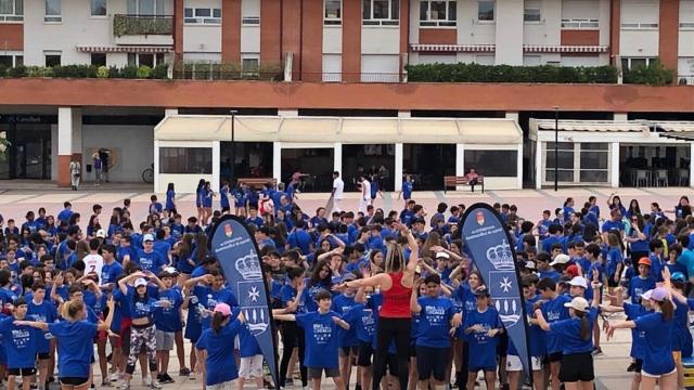 Alumnos de diferentes colegios de Arroyo de la Encomienda celebrando el Día de la Educación Física en la Calle