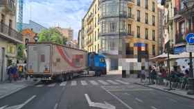 Imagen del camión encajonado en Macías Picavea dando marcha atrás en Valladolid.