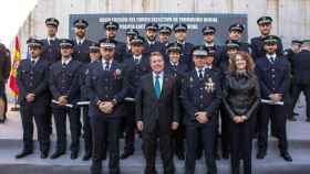 El presidente de Castilla-La Mancha, Emiliano García-Page, con integrantes de la Policía Local.