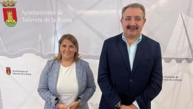 La alcaldesa de Talavera, Tita García Élez, y el consejero de Sanidad, Jesús Fernández Sanz. Foto: JCCM.