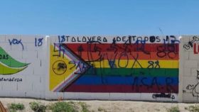 Bandera LGTBI vandalizada en Talavera. Foto. Twitter @TitaElez.