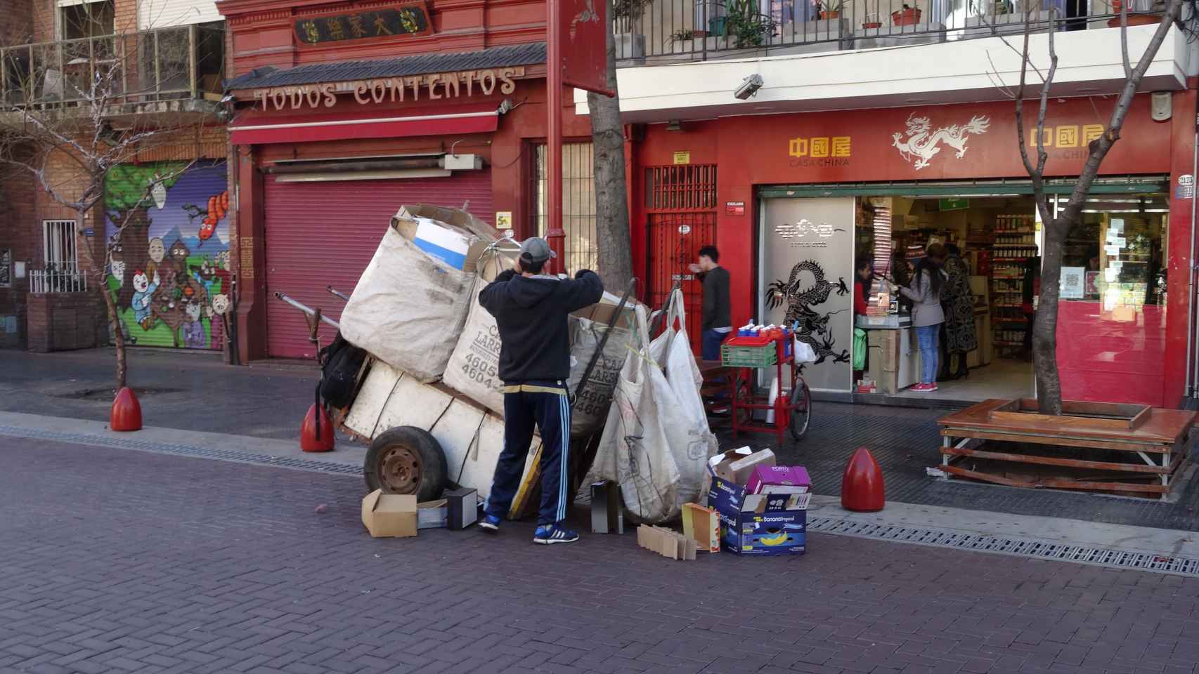 Imagen de archivo de un cartonero recogiendo basura en el barrio chino de Buenos Aires.