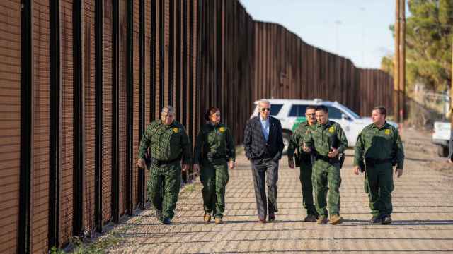 Joe Biden visita la frontera con México, el año pasado.
