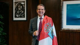 Abel Caballero, envuelto en la bandera de Vigo, en su despacho del Ayuntamiento.