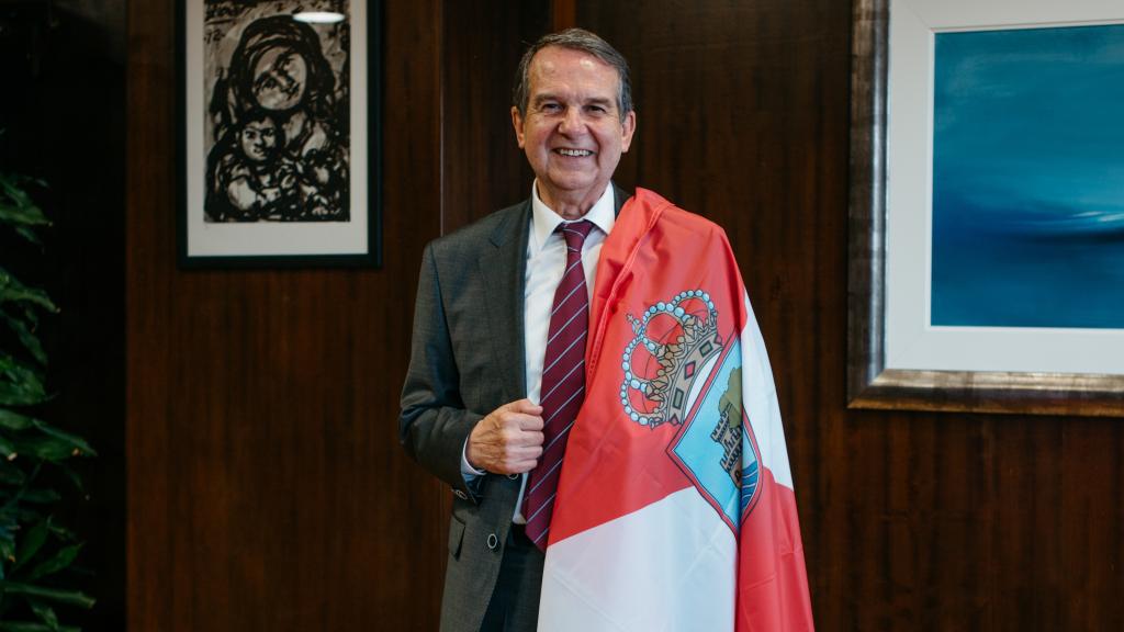 Abel Caballero, envuelto en la bandera de Vigo, en su despacho del Ayuntamiento.