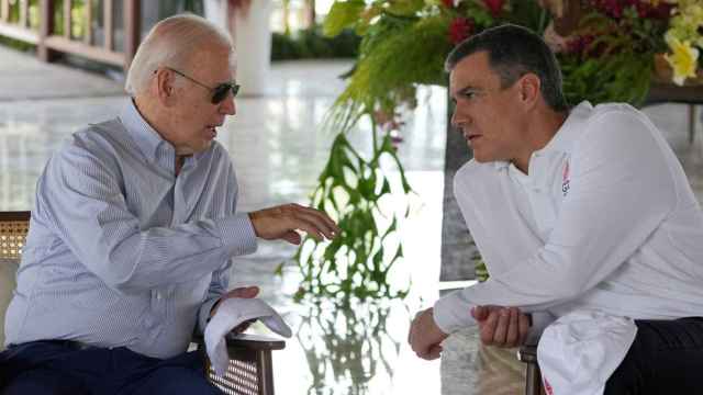 Joe Biden, presidente de EEUU, charla con Pedro Sánchez  durante la cumbre del G20.