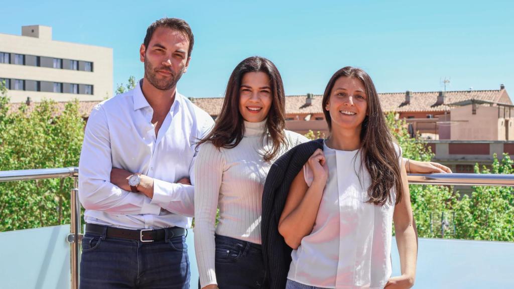 De izquierda a derecha: Sergi Vila, CEO de Bcombinator; Pilar Marte, socia de B4women, y Anna Masjuan, 'program director' de B4women.