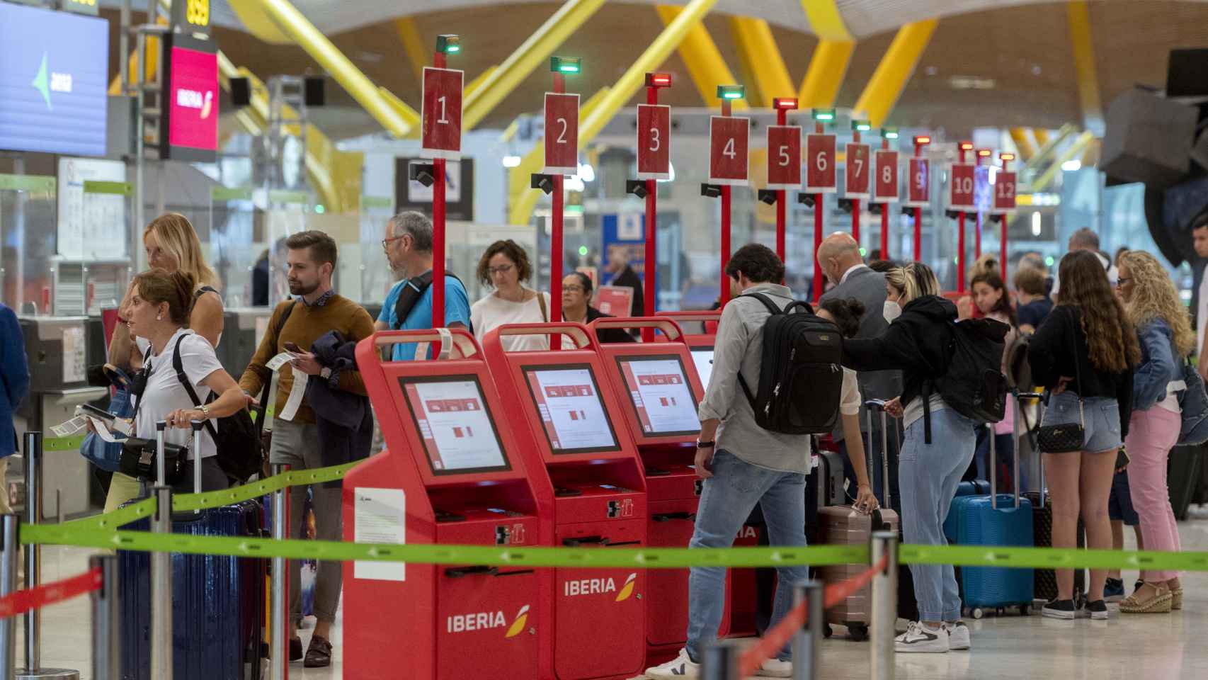 Un grupo de personas esperan el pasado viernes a facturar sus maletas en la terminal T4 del aeropuerto de Adolfo Suárez-Madrid Barajas.
