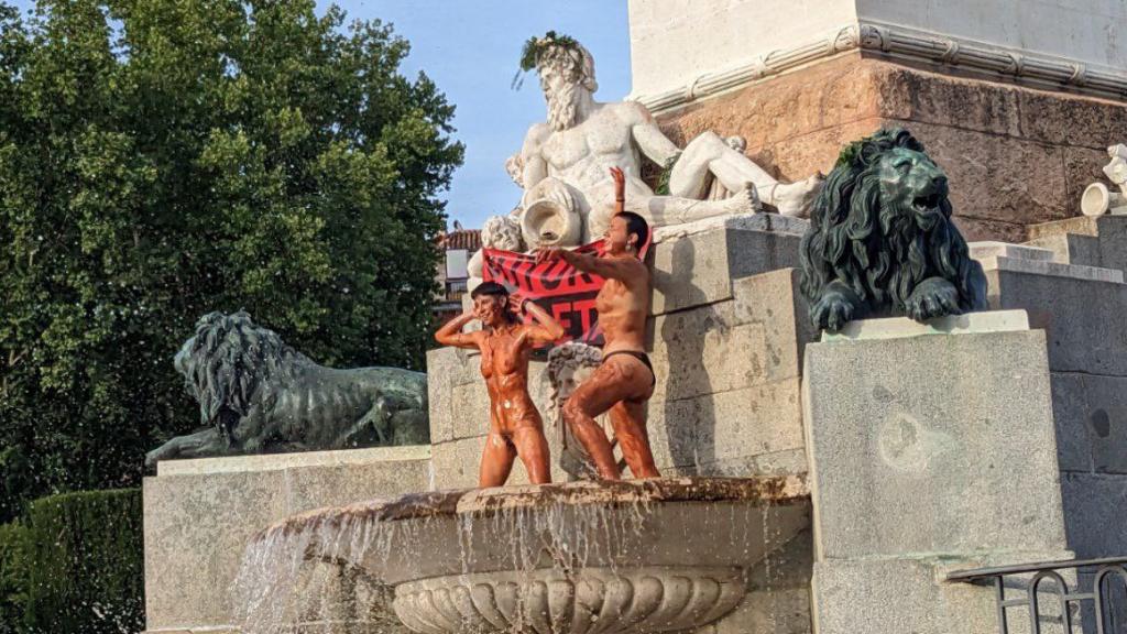 Las activistas en la fuente del Palacio Real.