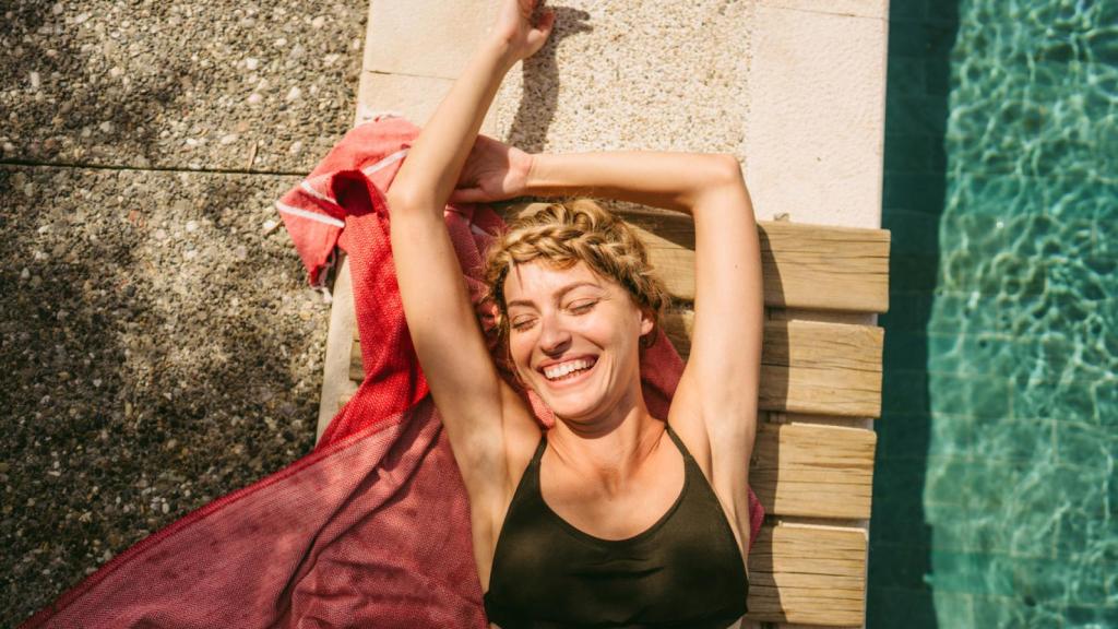 Mujer tomando un baño de sol.