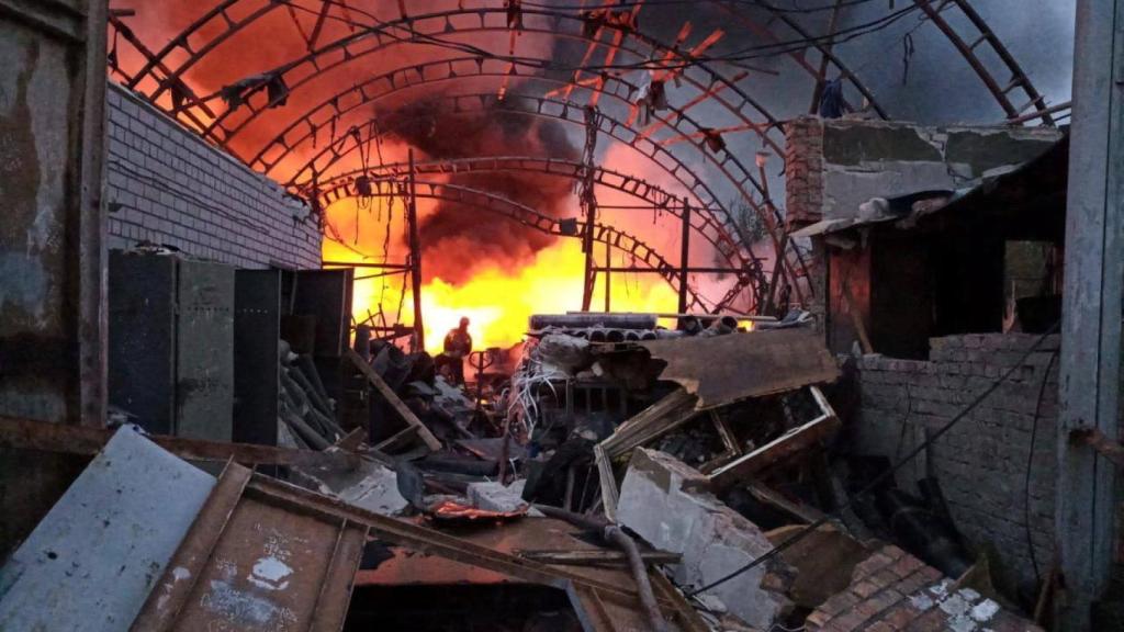 Zona bombardeada en Dnipro en Ucrania.