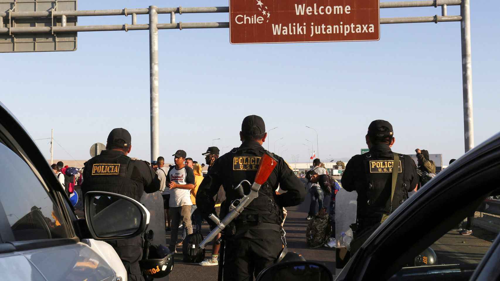 La policía peruana bloquea una carretera en la frontera con Chile para impedir el paso de migrantes.