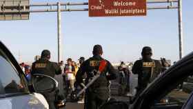La policía peruana bloquea una carretera en la frontera con Chile para impedir el paso de migrantes.