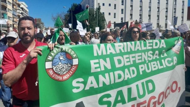 Sergio Gómez, sosteniendo una pancarta en una manifestación a favor de la sanidad pública.