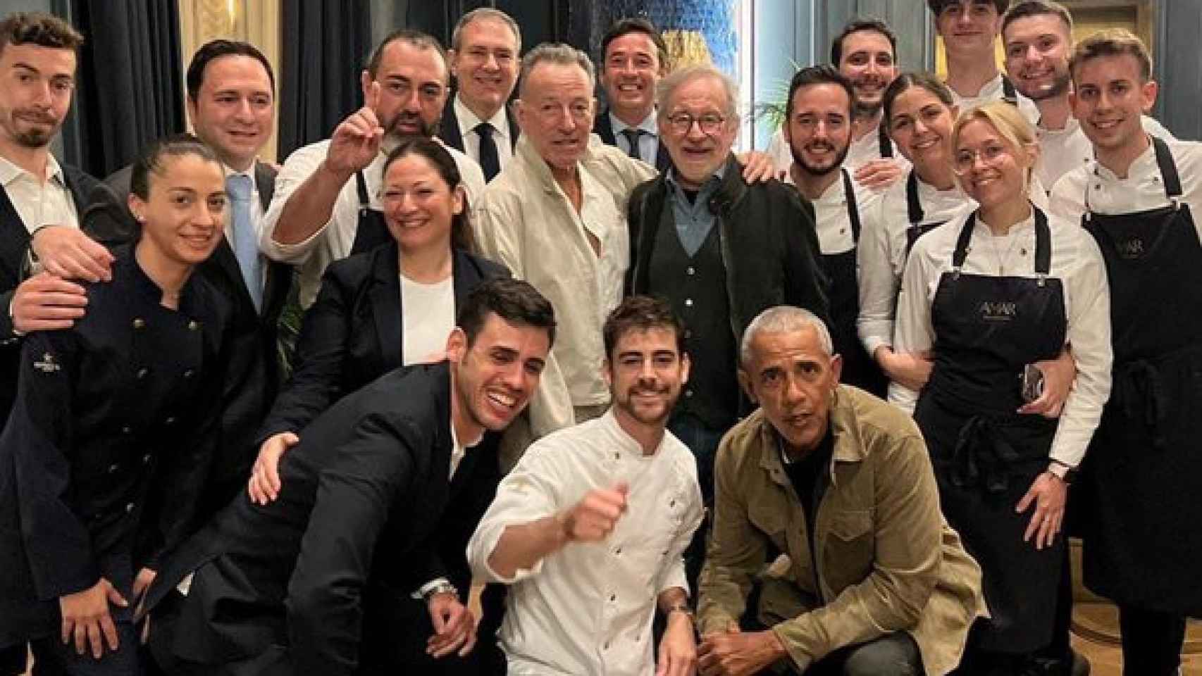 Steven Spielberg, Barack Obama y Bruce Springsteen junto al equipo del restaurante Amar Barcelona.