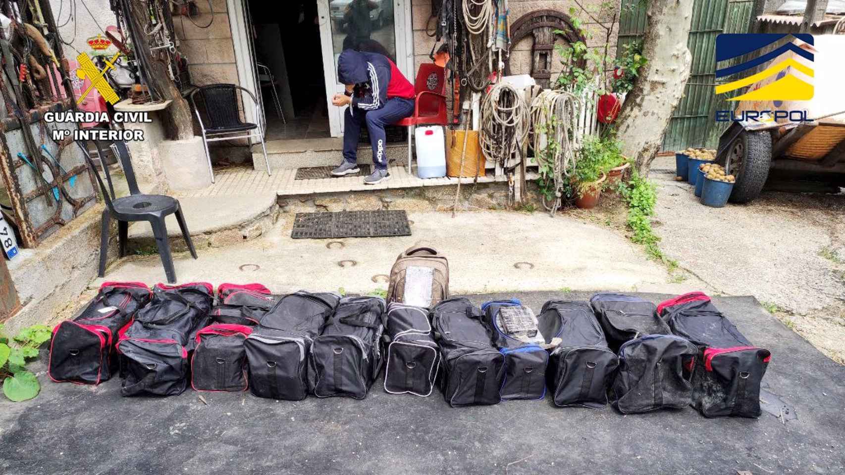 Droga localizada dentro de bolsas de deporte y escondida en un zulo en Pontevedra.