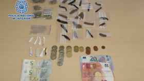Droga y objetos incautados a un vecino detenido en Vilagarcía por tráfico de drogas.