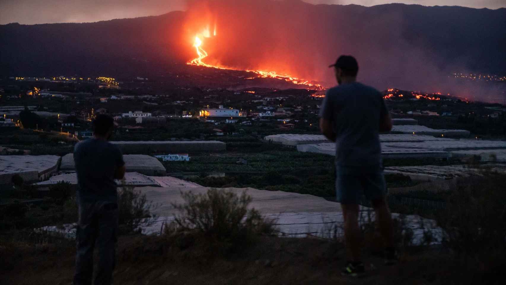 El volcán Cumbre Vieja de La Palma, expulsando lava en los primeros días de la erupción.