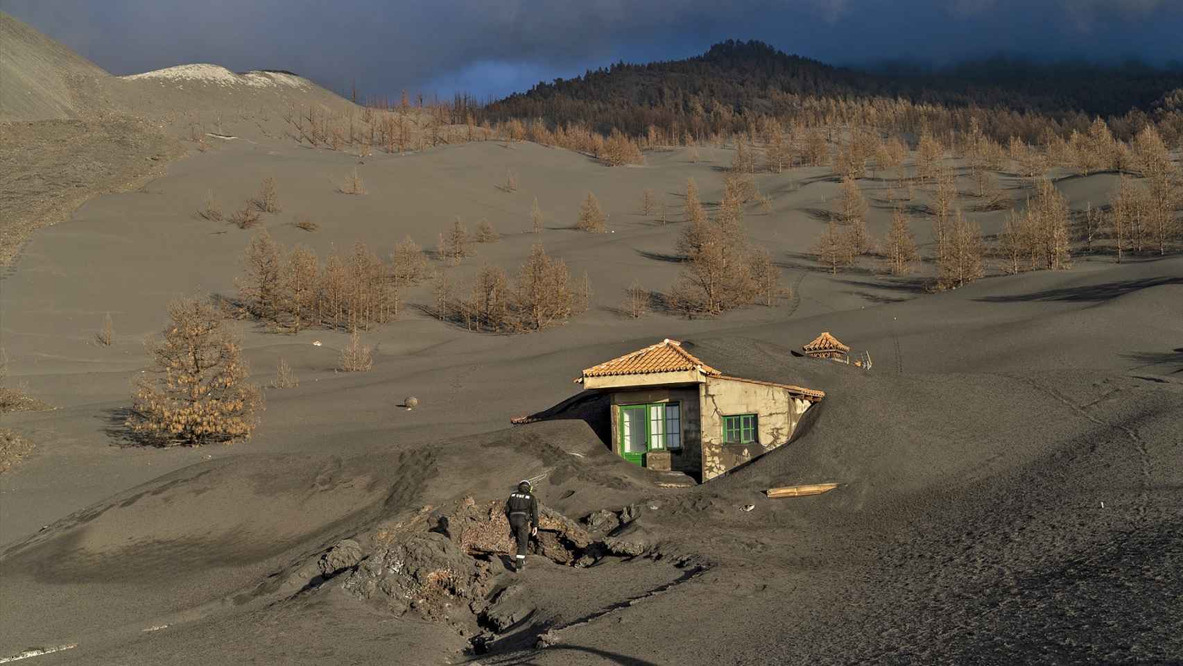 Una vivienda sepultada casi por completo por las cenizas, en la zona de exclusión del volcán, el 17 de diciembre de 2021.