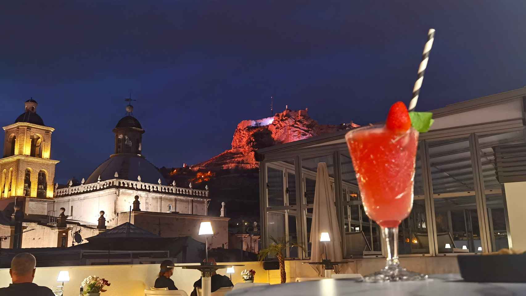 El 'Pinky Gin' es la propuesta del Amérigo en Alicante para esta primavera y verano.
