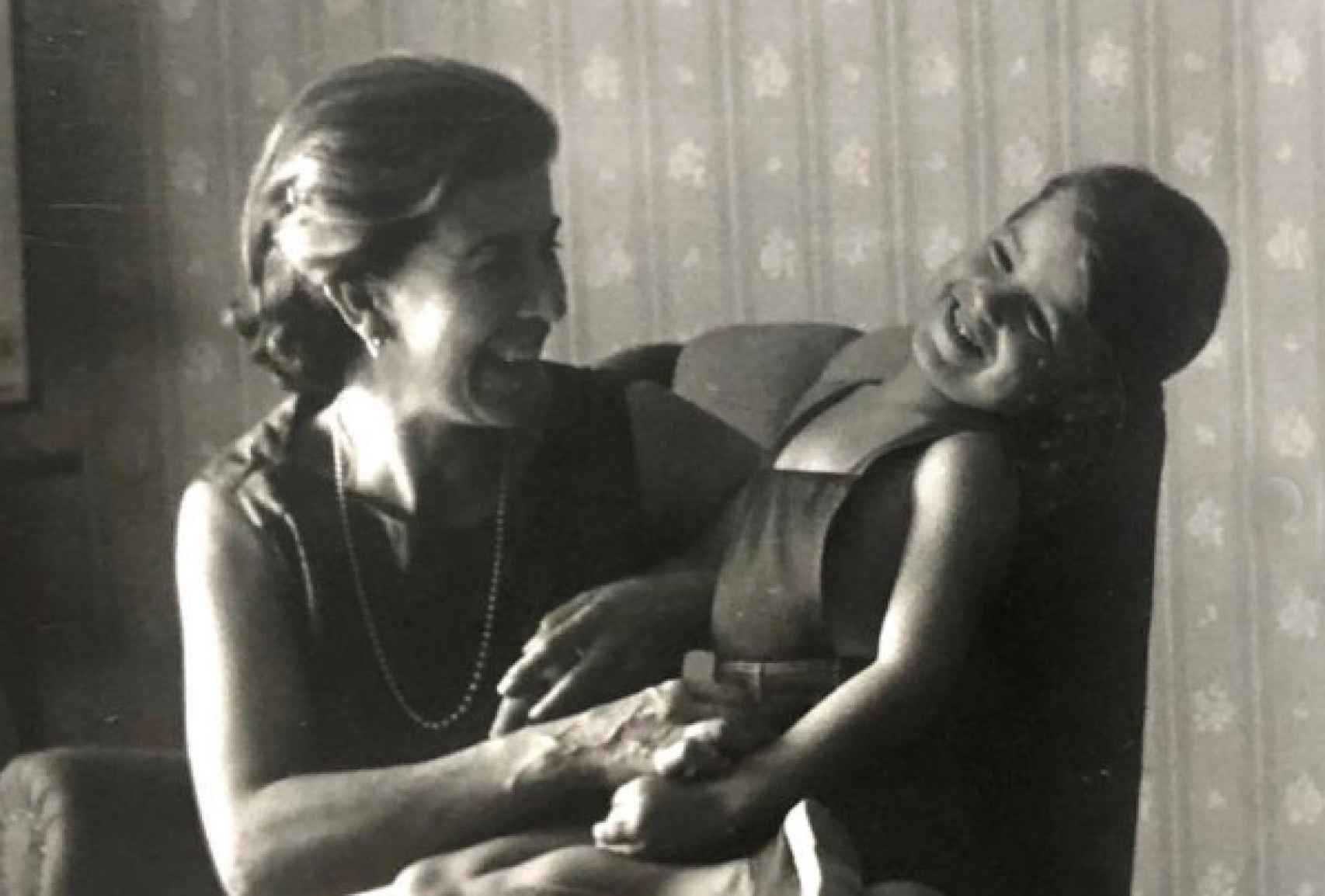 Mañueco en una antigua fotografía con su madre
