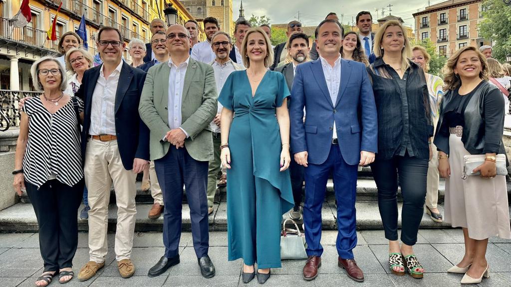 Inés Cañizares, en el centro, junto a los miembros de la candidatura de Vox en Toledo.