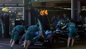 Los mecánicos de Aston Martin guardan el AMR23 de Fernando Alonso en el box