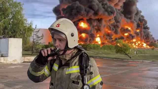 Un bombero frente a la explosión de un tanque de combustible en Sebastopol.