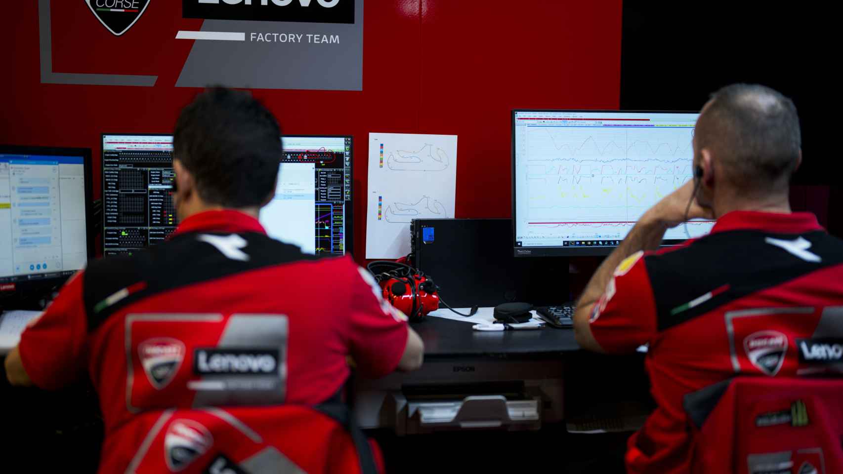 Dos ingenieros analizan la información procedente de la moto. FOTO: Lenovo.