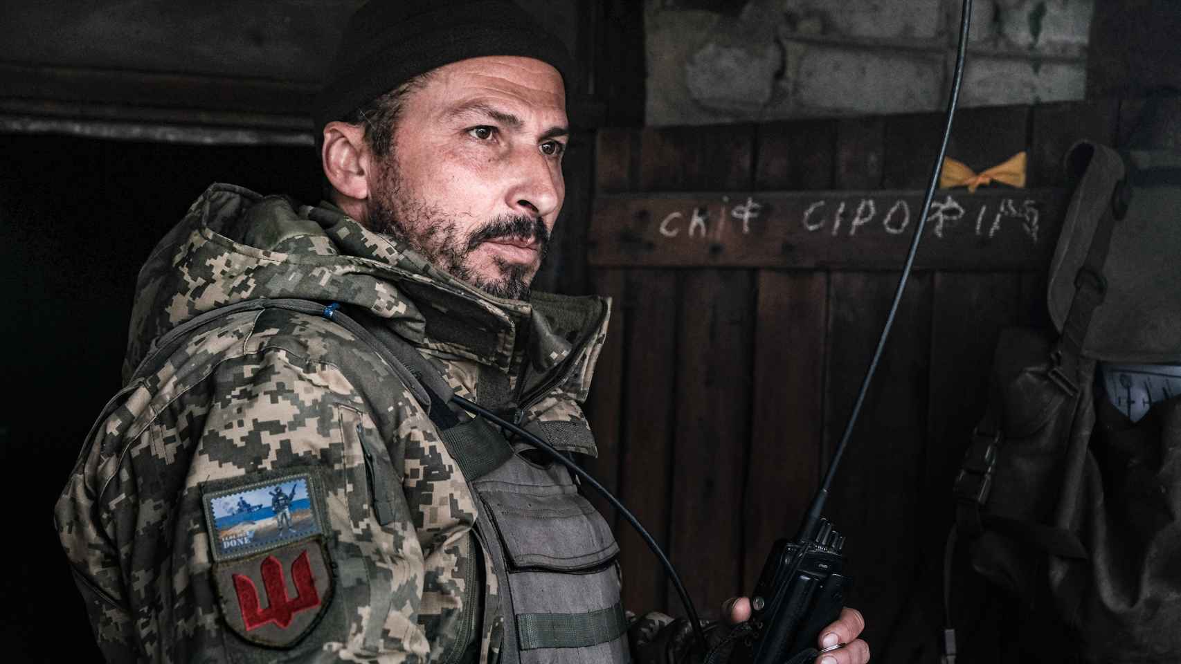 Uno de los combatientes de la Brigada 57 se comunica por radio desde un puesto de descanso en el frente de Bakhmut