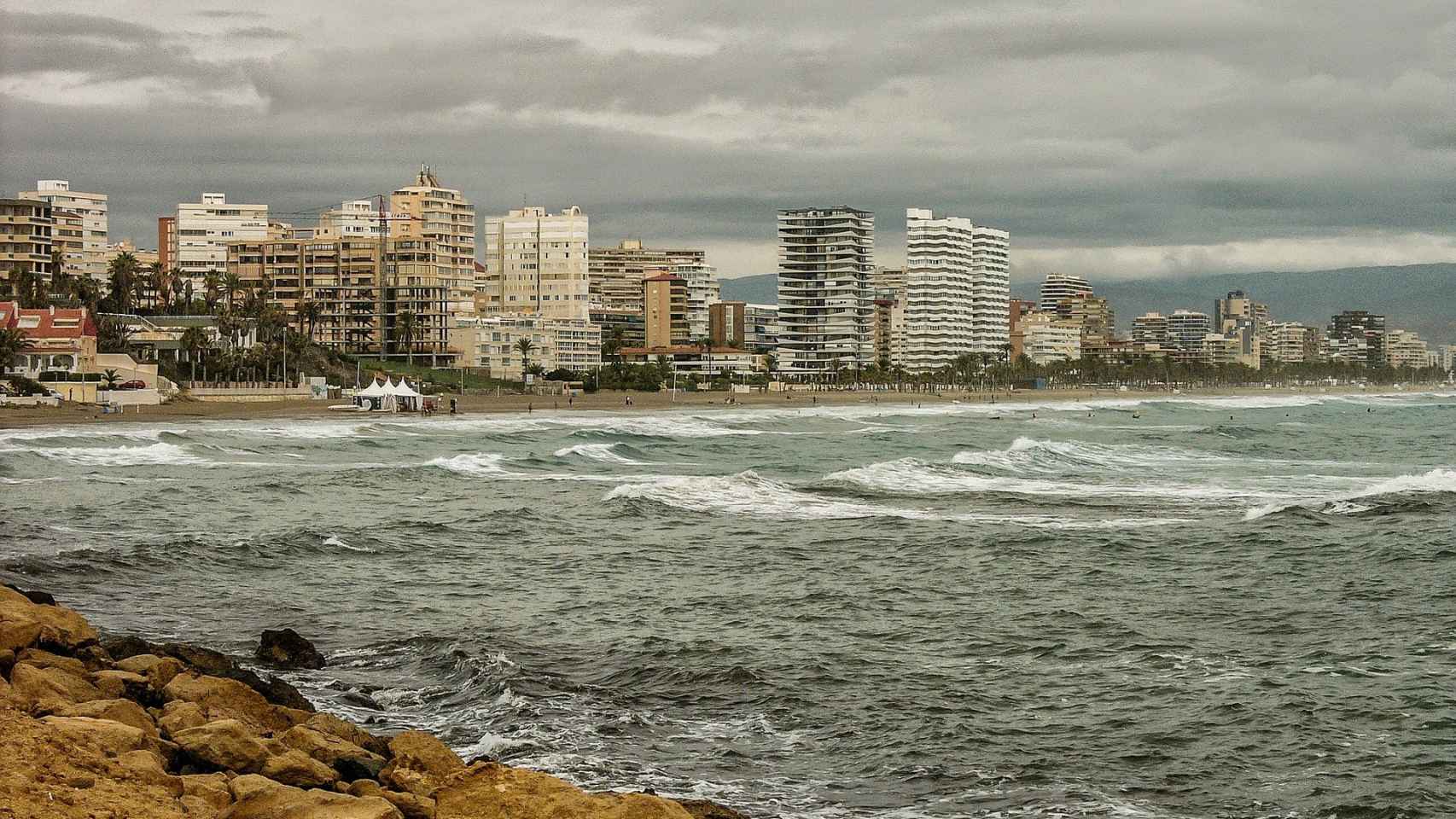 Imagen de playa de San Juan y el Cabo de las Huertas.