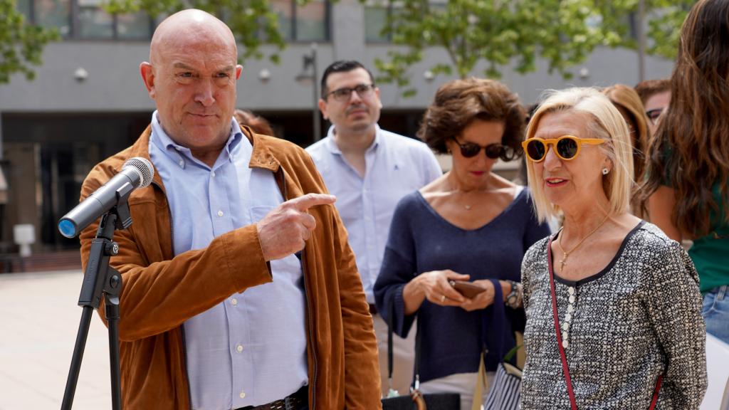 La expresidenta de Unión, Progreso y Democracia (UpyD) y antigua eurodiputada del PSOE Rosa Díez; junto al candidato del PP a la Alcaldía de Valladolid, Jesús Julio Carnero