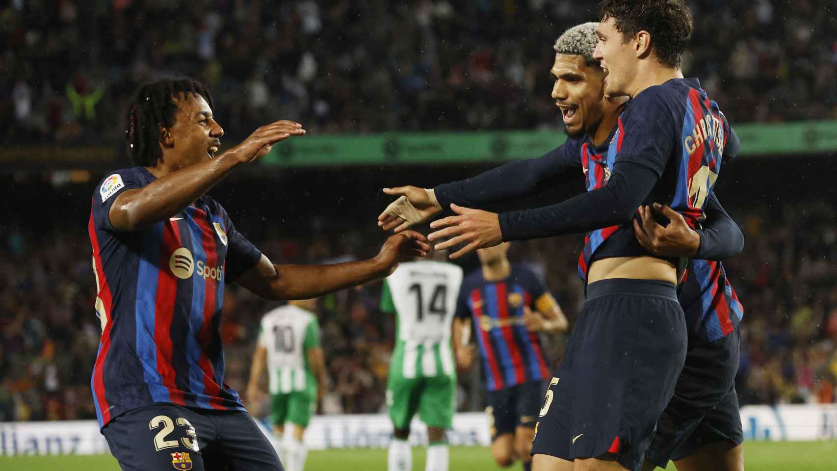 Los jugadores del Barça celebran el primer gol ante el Betis.