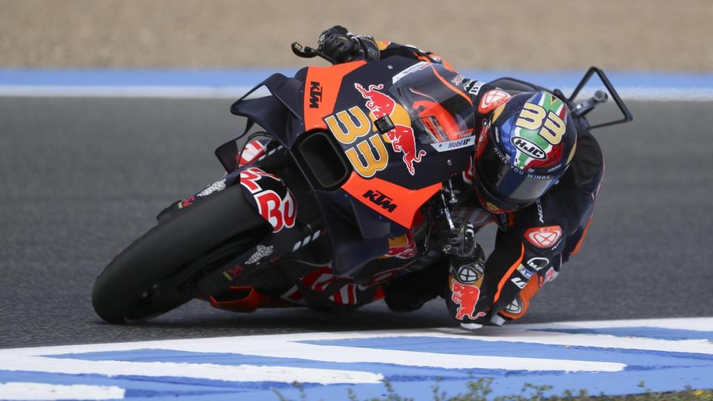 Brad Binder traza un viraje con su KTM, en el circuito de Jerez-Ángel Nieto.